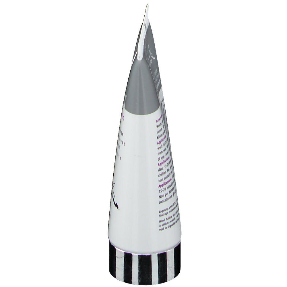 Vue oblique du tube skinicer® Repair Mask. Blanc, argent, anneau noir à la base. Texte au dos.