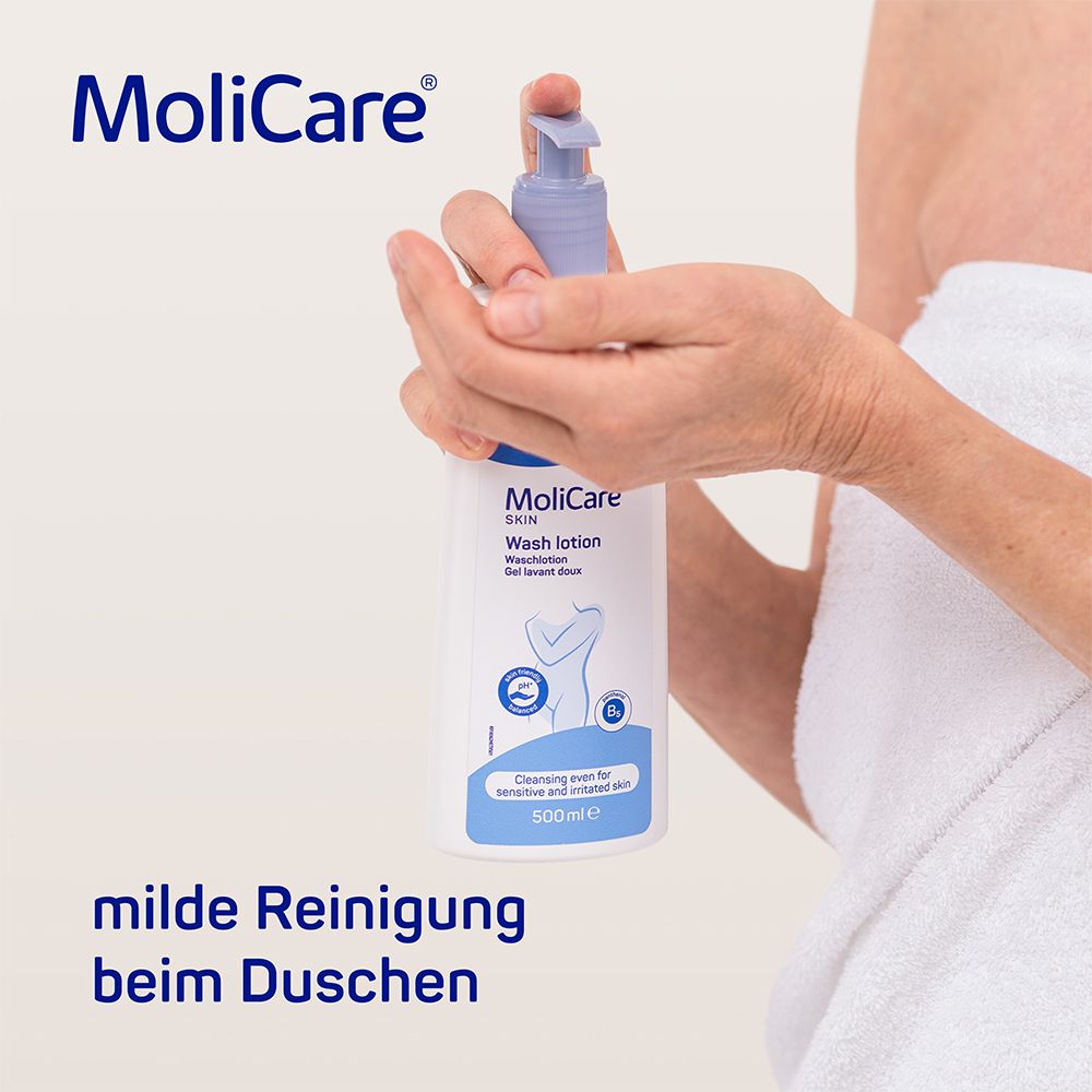Mains tenant un flacon. Inscription: MoliCare Skin Wash lotion. Utilisation sous la douche.