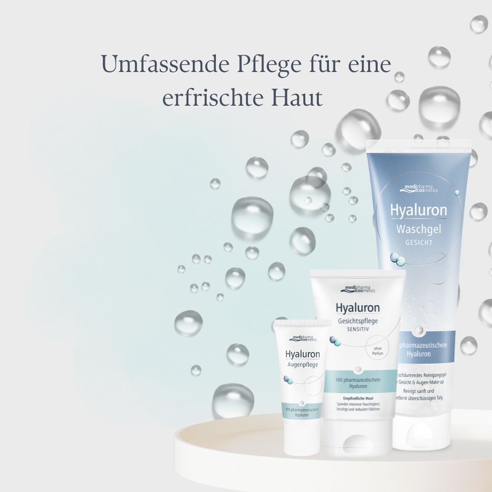 Trois tubes avec nom et logo du produit. Texte : Hyaluron Waschgel, Hyaluron Gesichtspflege Sensitive, Hyaluron Augenpflege. Sur une surface.