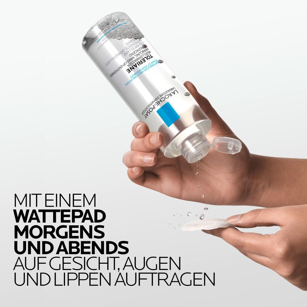 Hände halten Flasche und Wattepad. Text: Morgens und abends auf Gesicht, Augen und Lippen auftragen.