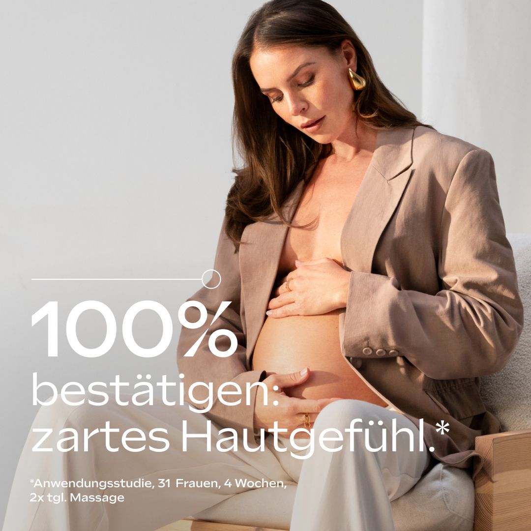 Frau sitzt und berührt ihren Bauch. Text: 100% bestätigen: zartes Hautgefühl.
