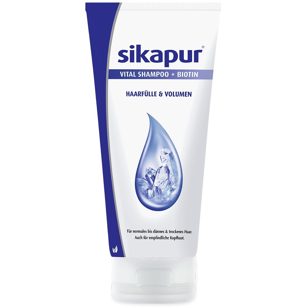 Tube de sikapur® Vital Shampoo + Biotin. Emballage bleu et blanc. Design goutte. Texte: Haarfülle & Volumen.