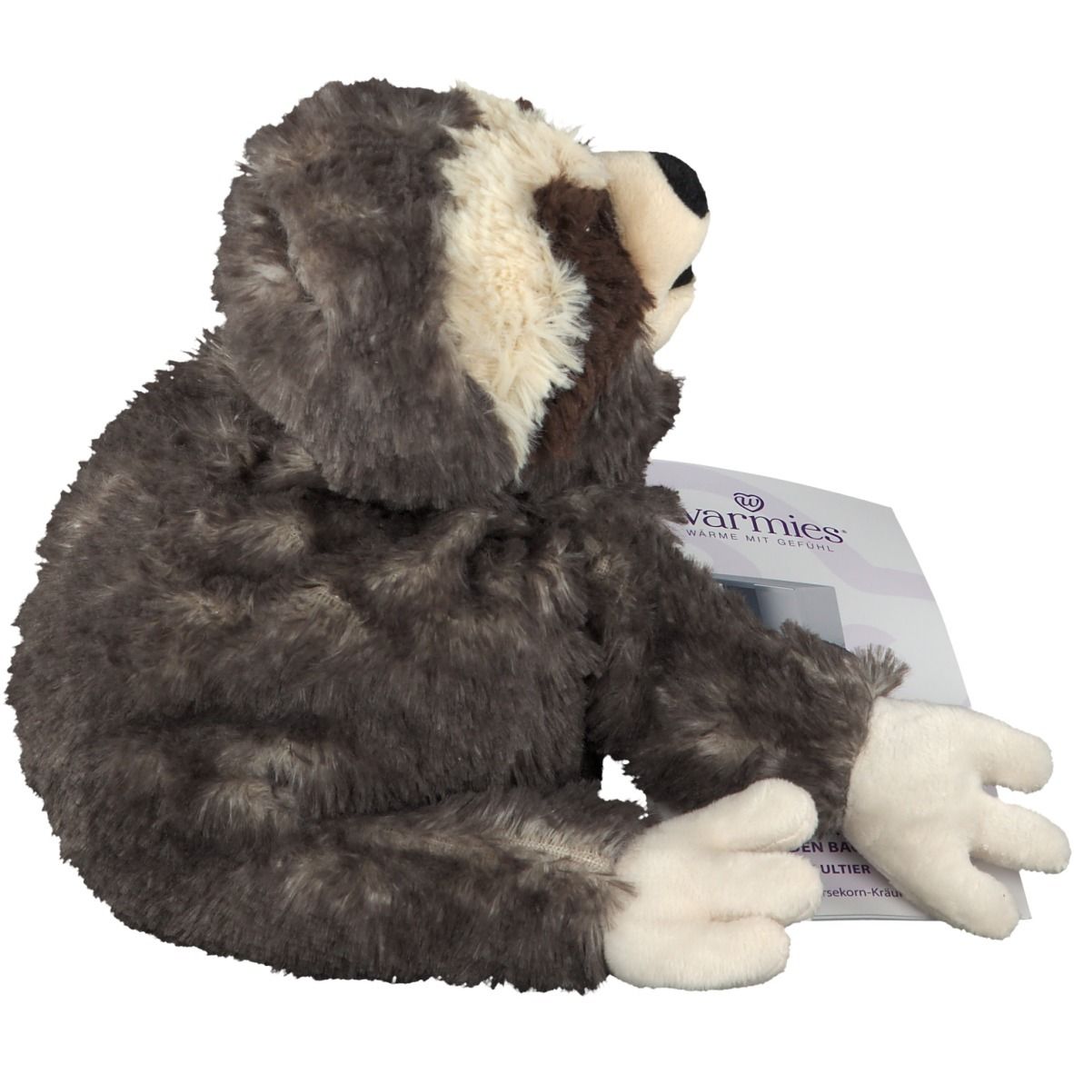 Plüschtier Faultier, seitliche Ansicht. Braunes und cremefarbenes Gesicht, braun-graues Fell. Mit Produktverpackung.