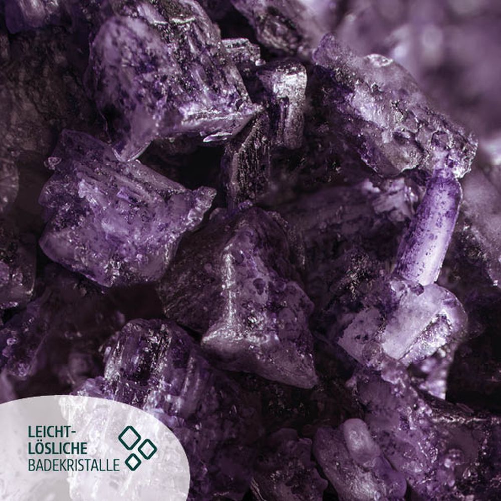 Gros plan sur cristaux de bain violets. Cristaux de bain facilement solubles. Texte du produit.