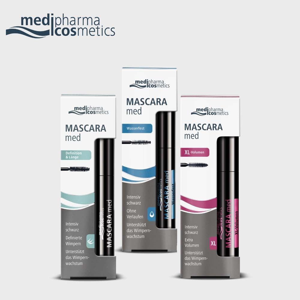 Trois emballages de mascara. Différentes variantes. Marque et nom du produit visibles sur les emballages.