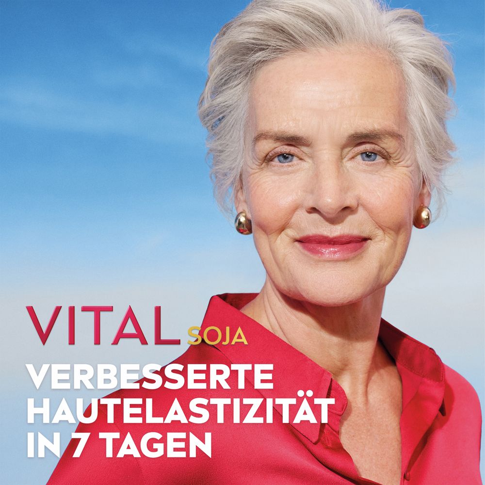 Femme âgée avec NIVEA VITAL Soja Soin de jour Anti-Âge. Élasticité de la peau améliorée en 7 jours.