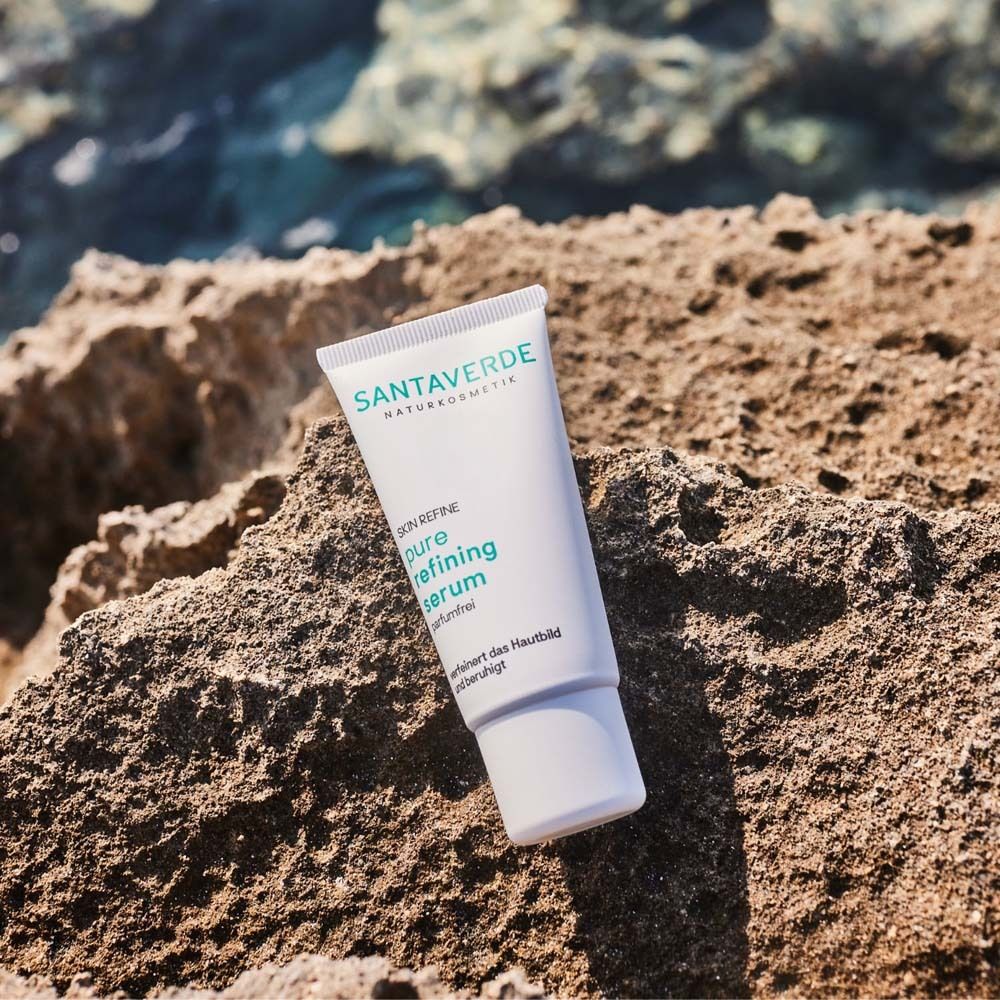 Tube SANTAVERDE Skin Refine pure refining serum sur rochers. Nom du produit et logo visibles.