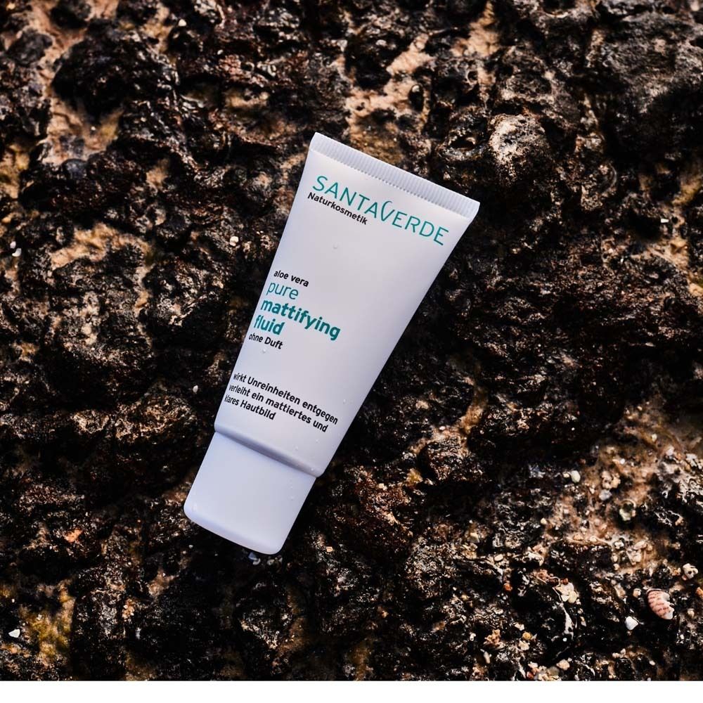 Tube SANTAVERDE pure mattifying fluid sur surface sombre et rugueuse. Texte: Aloe vera, sans parfum.