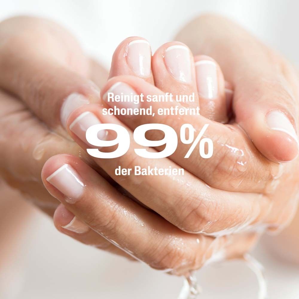 Hände unter Wasser. Text: Reinigt sanft und schonend, entfernt 99% der Bakterien. Weiße Nägel.