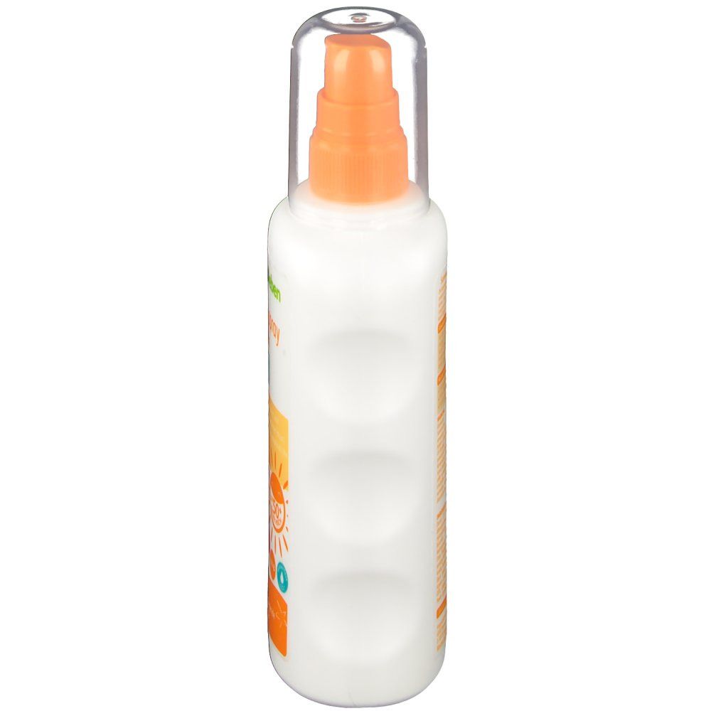 Spray solaire blanc avec tête de pulvérisation orange et bouchon transparent. Vue latérale avec renfoncements.