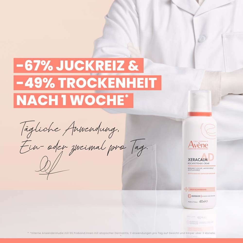 Personne en blouse de laboratoire tenant un flacon. Texte: -67% de démangeaisons et -49% de sécheresse après 1 semaine.