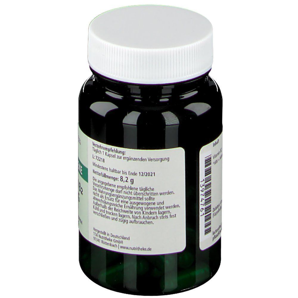 Rückseite der grünen Flasche mit weißem Deckel. Etikett mit Informationen: Verzehrempfehlung, Mindesthaltbarkeit, Inhaltsstoffe, Hersteller.