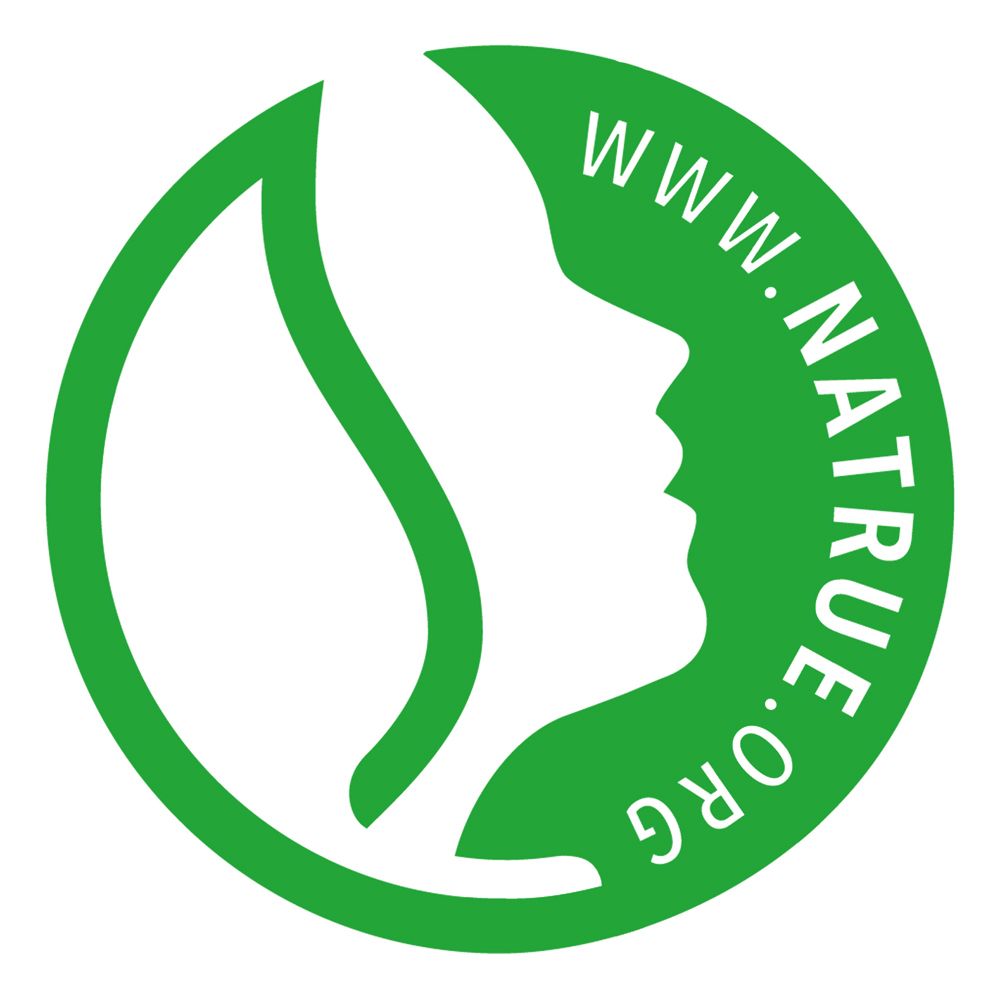 Label Natrue vert. Texte: www.natrue.org. Profil d'une femme.
