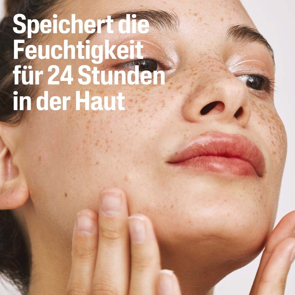 Femme appliquant de la crème. Texte : Retient l'hydratation pendant 24 heures dans la peau.