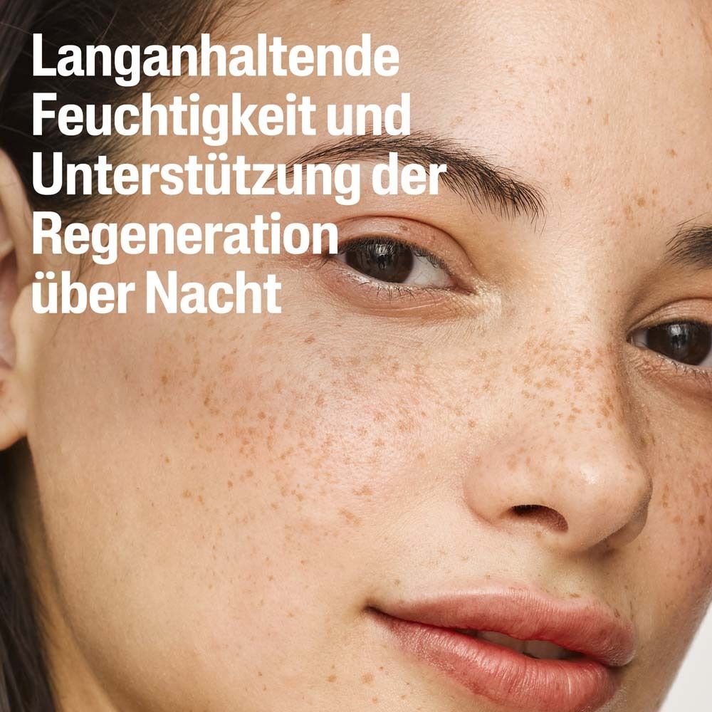 Visage d'une femme. Texte: Hydratation longue durée et soutien de la régénération pendant la nuit.