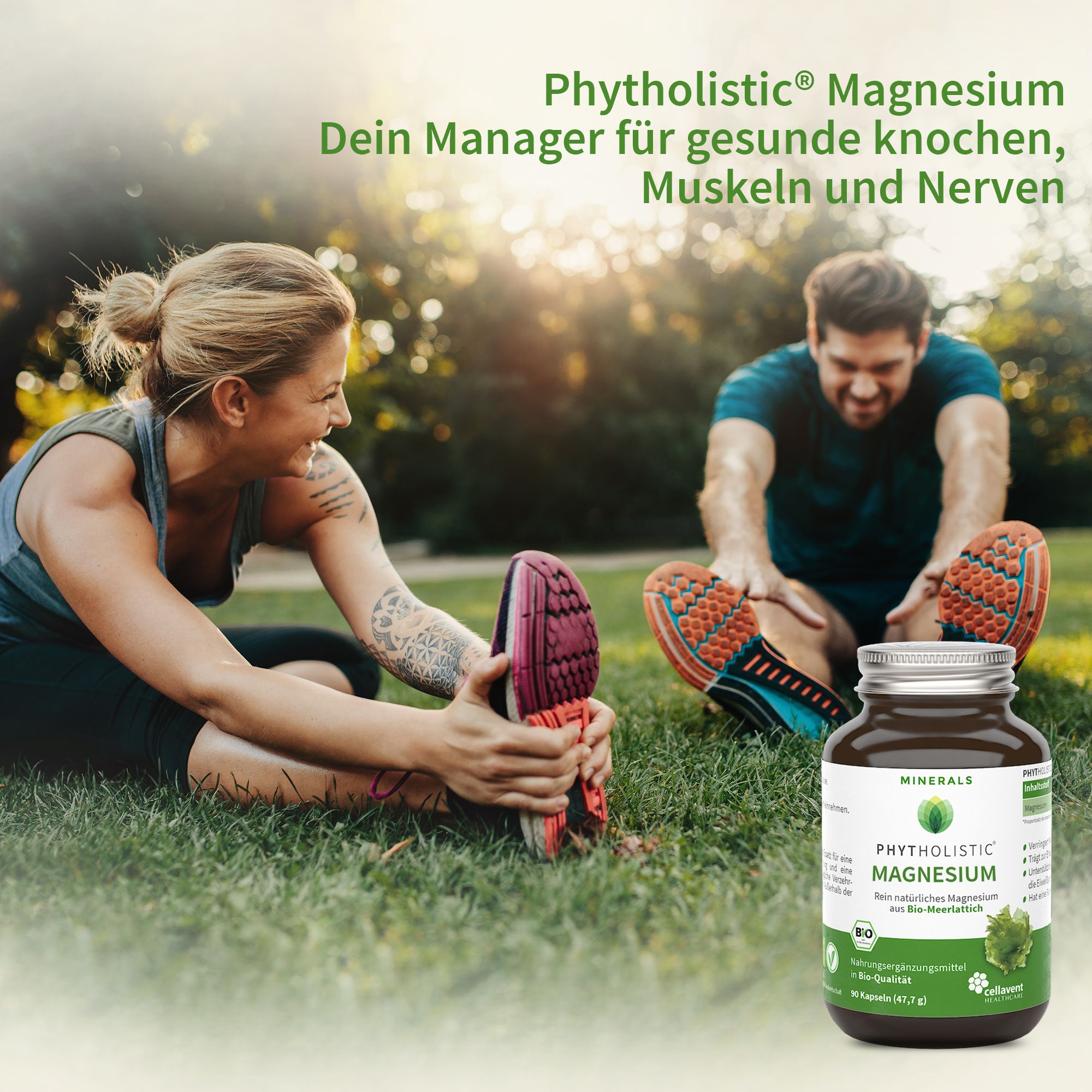 Deux personnes s'étirant en extérieur. Flacon de gélules au premier plan. Texte : Phytholistic Magnesium pour des muscles sains.