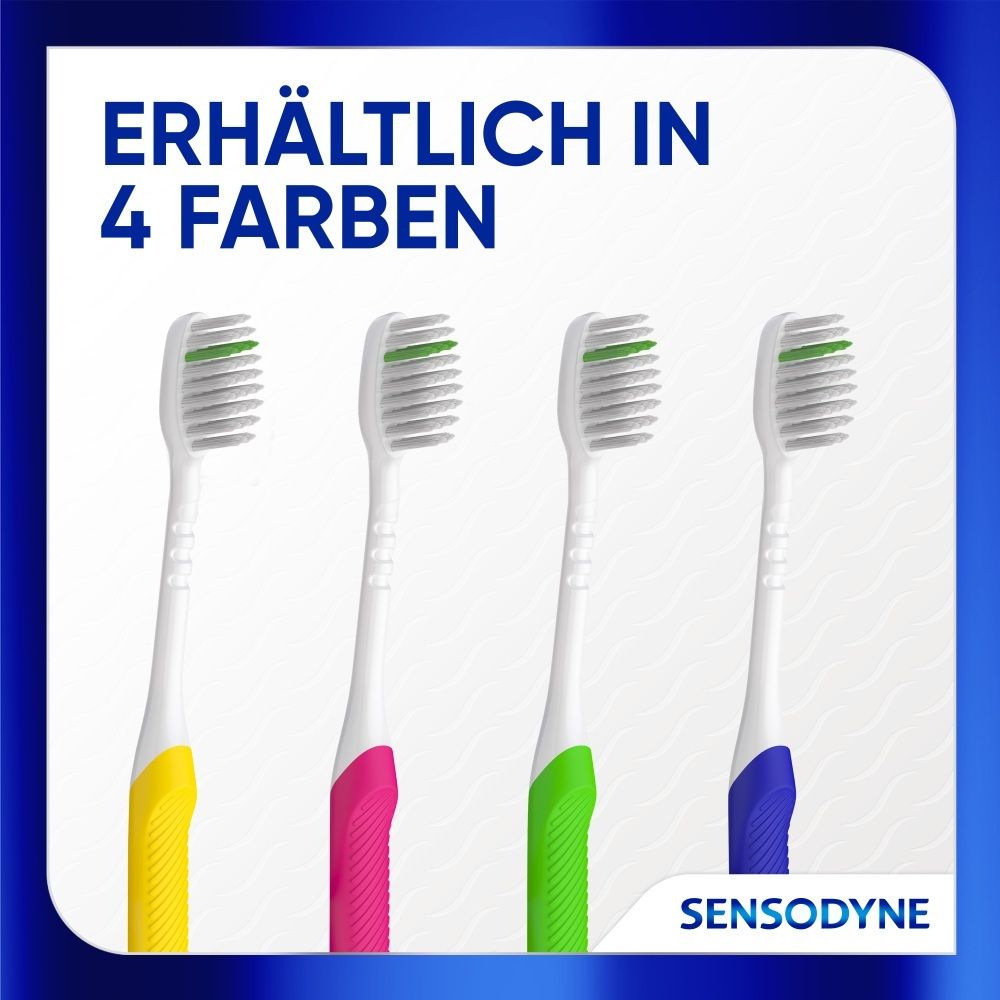 Vier Sensodyne Zahnbürsten in verschiedenen Farben: Gelb, Pink, Grün, Blau.