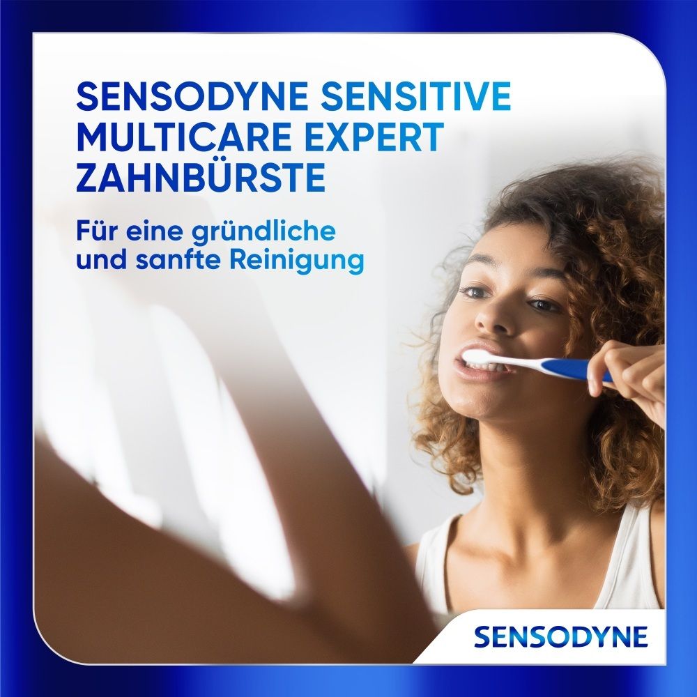 Frau putzt sich die Zähne mit einer blauen und weißen Zahnbürste. Sensodyne Sensitive Multicare Expert Zahnbürste.