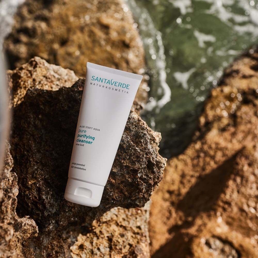Tube blanc sur rochers. Logo SANTAVERDE et nom du produit. Texte : pure purifying cleanser sans parfum.
