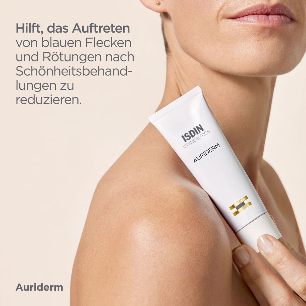 Frau hält Tube ISDIN Isdinceutics Auriderm. Text: Hilft, das Auftreten von blauen Flecken und Rötungen zu reduzieren.