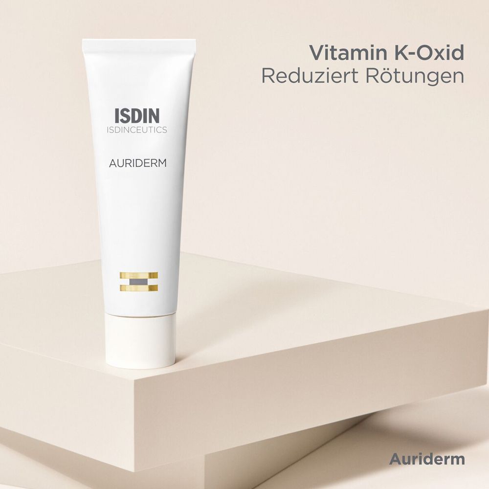 ISDIN Isdinceutics Auriderm Tube. Text: Vitamin K-Oxid reduziert Rötungen. Auf weißer Oberfläche platziert.