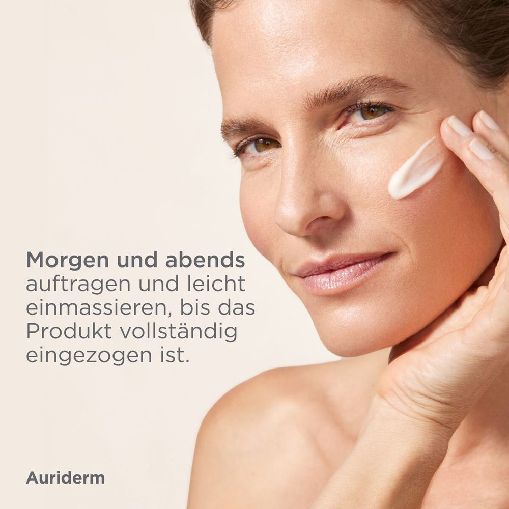 Frau trägt Creme auf. Text: Morgens und abends auftragen und leicht einmassieren, bis das Produkt vollständig eingezogen ist.