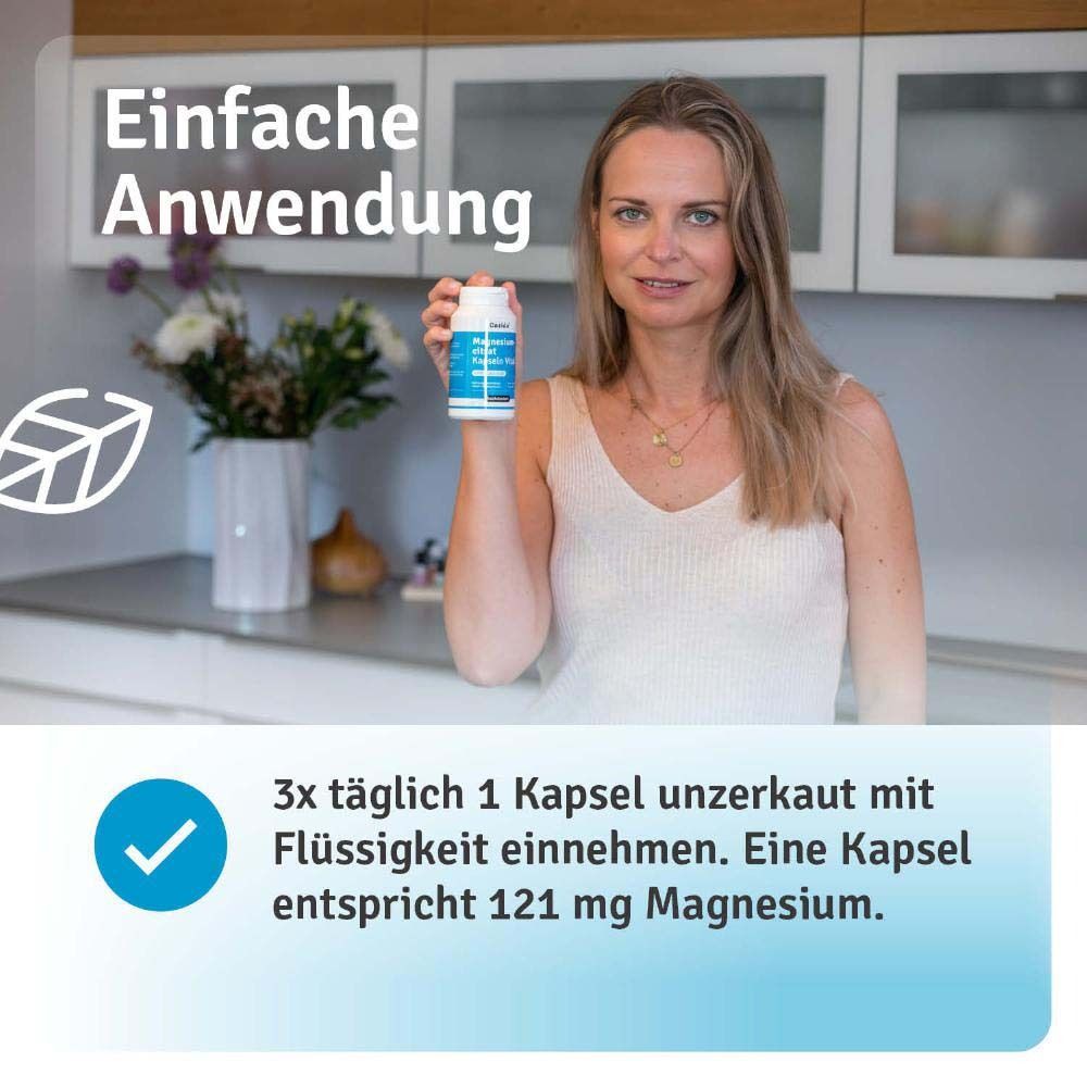 Frau hält Flasche. Text: 3x täglich 1 Kapsel unzerkaut mit Flüssigkeit einnehmen. 1 Kapsel entspricht 121 mg Magnesium.