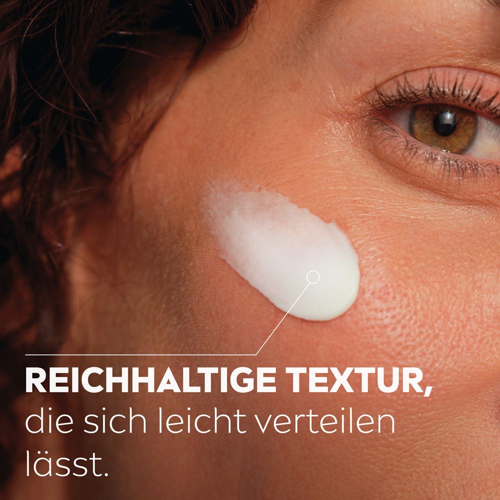 Texture de crème du soin de jour NIVEA Q10 Power appliquée sur la peau.
