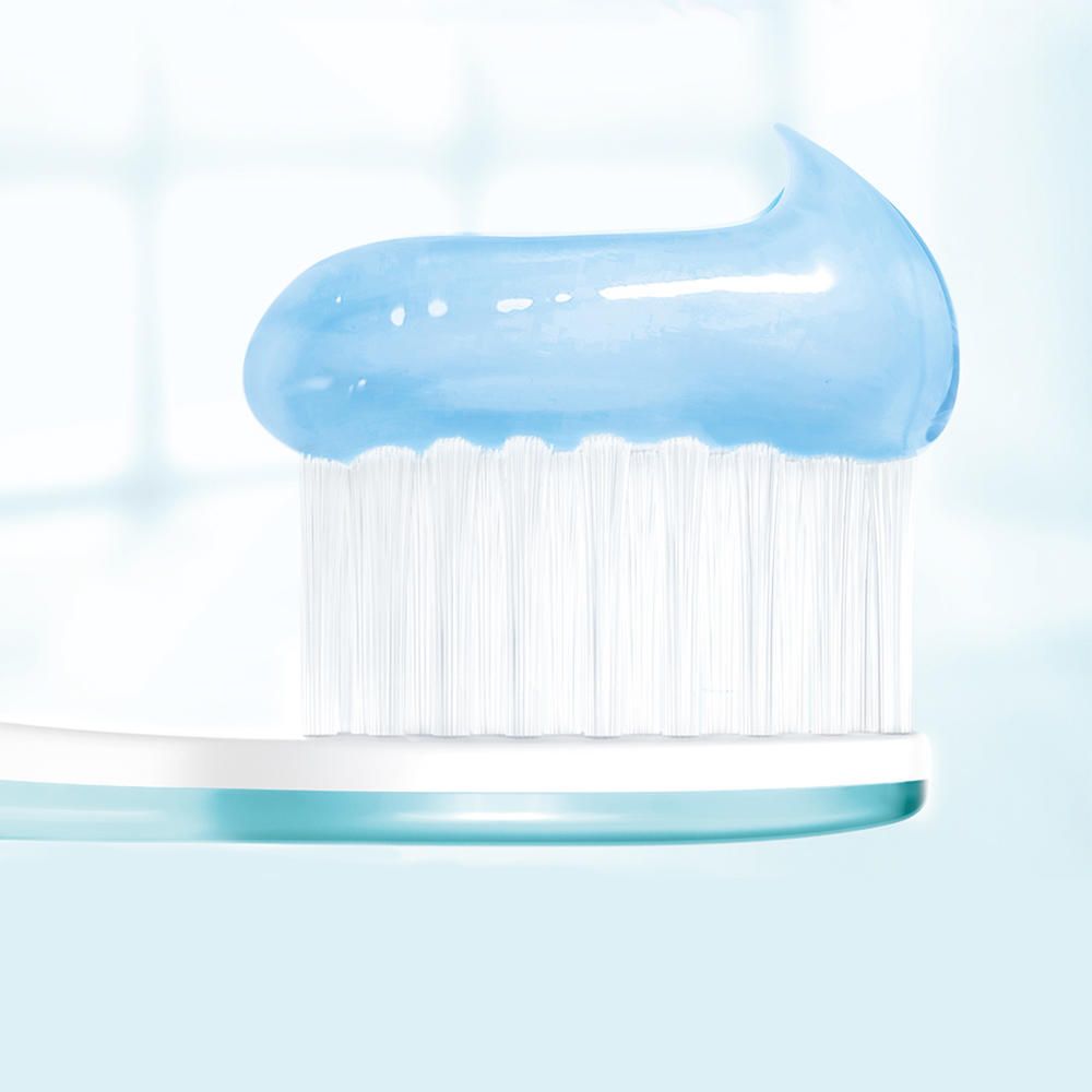 Brosse à dents avec manche bleu et dentifrice. Dentifrice bleu sur les poils. Fond : lignes bleues floues.