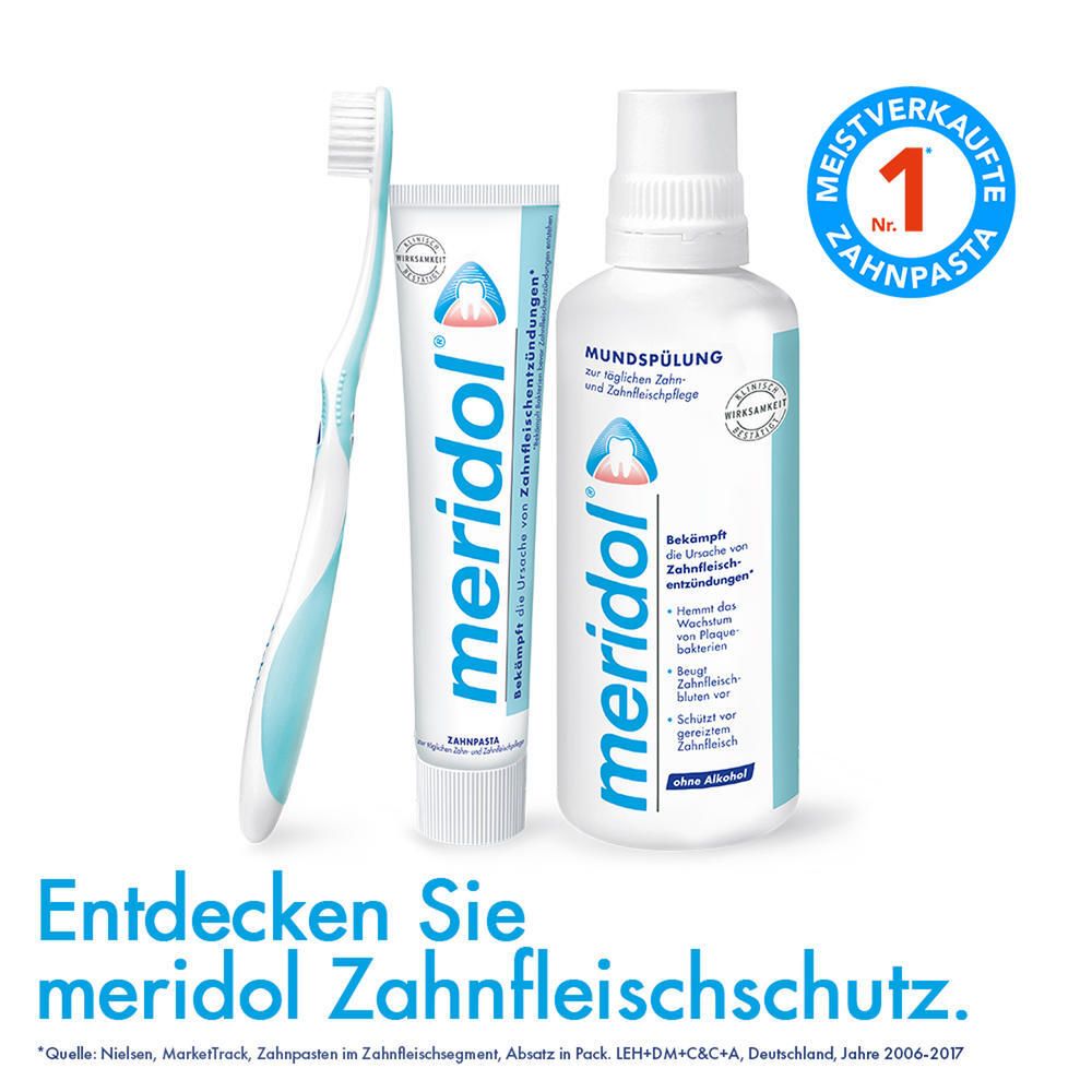 Brosse à dents, tube de dentifrice et flacon de bain de bouche. Produits aux couleurs bleu et blanc. Inscription : 'N° 1 Dentifrice'.