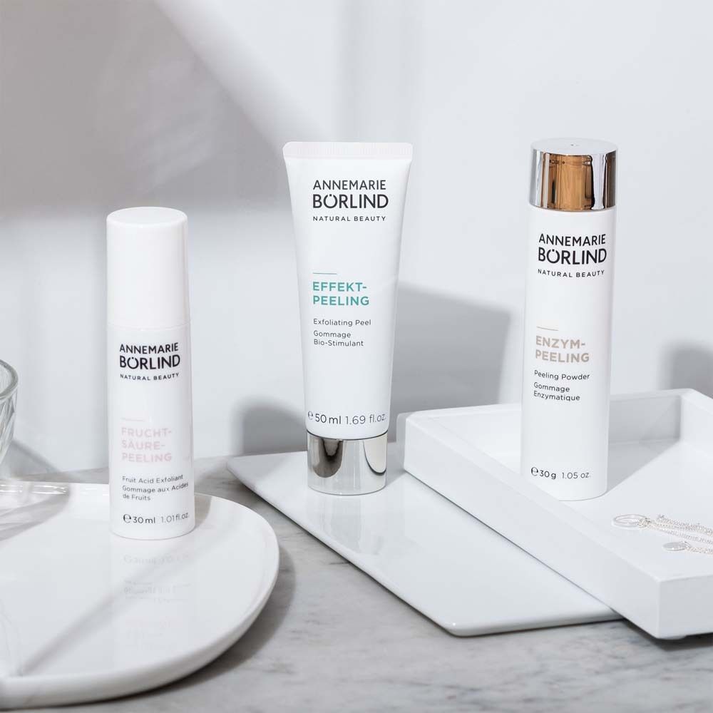 Drei Produkte: FRUCHTSÄURE-PEELING, EFFEKT-PEELING, ENZYM-PEELING. Marke: ANNEMARIE BÖRLIND. Auf weißem Tablett.