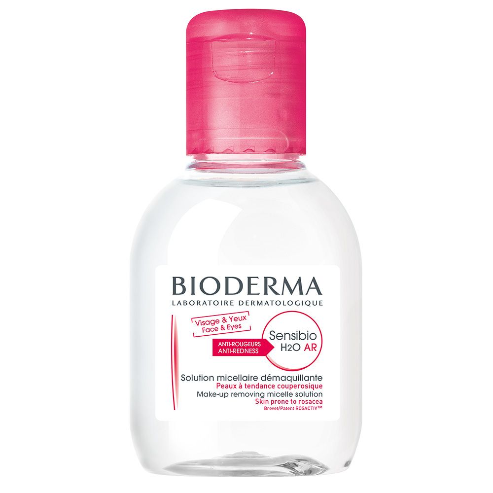 Flacon transparent avec bouchon rose. Étiquette BIODERMA Sensibio H2O AR. Solution micellaire démaquillante.
