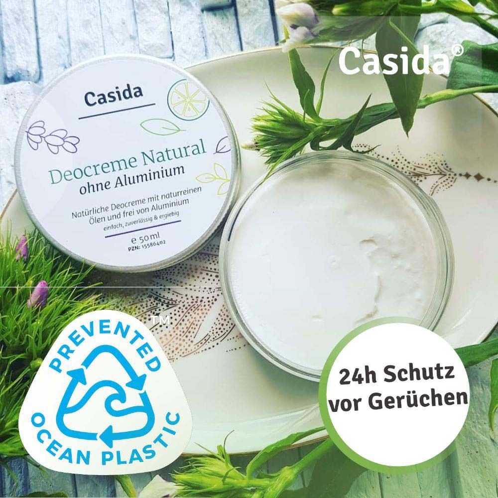 Zwei geöffnete Deocreme-Dosen auf einem Teller. Umgebung: Pflanzen. Aufkleber: Ocean Plastic.