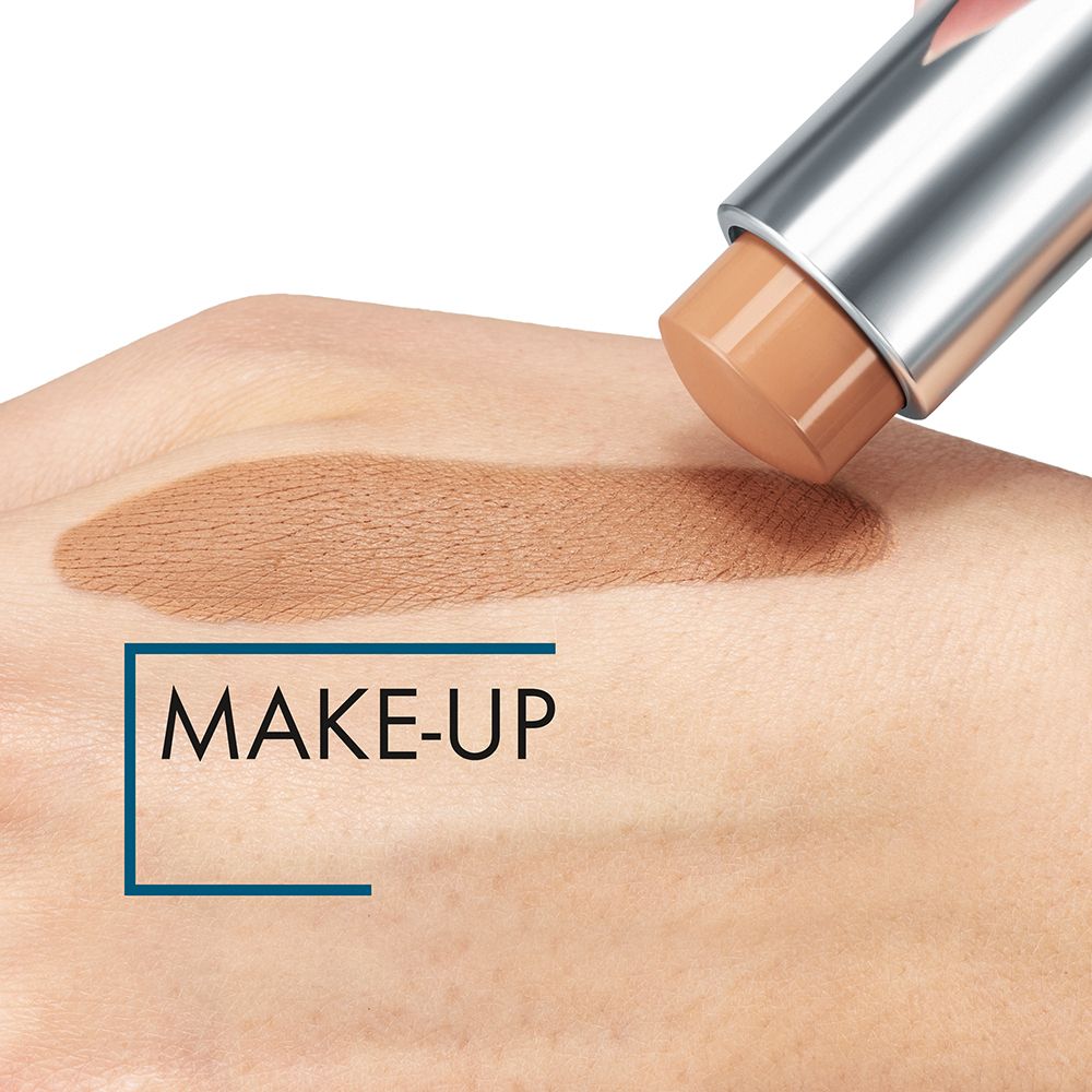 Peau avec trait de maquillage. Le bâton touche la peau. Texte: MAKE-UP.