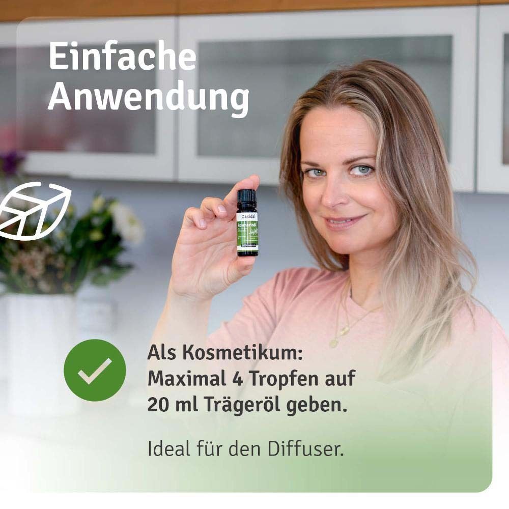 Femme tenant un petit flacon d'huile de romarin. Texte: En cosmétique: 4 gouttes sur 20 ml d'huile.