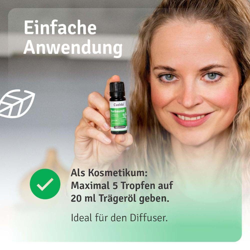 Frau hält Flasche Casida® Teebaumöl. Text: Einfache Anwendung. Anwendungshinweis: Kosmetikum, 5 Tropfen auf Trägeröl.
