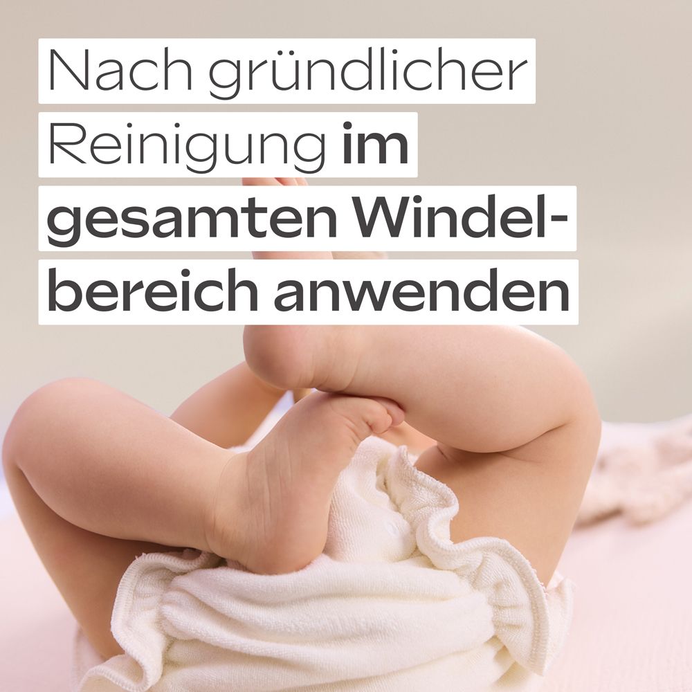 Babyfüße und Windel. Text: Nach gründlicher Reinigung im gesamten Windelbereich anwenden.