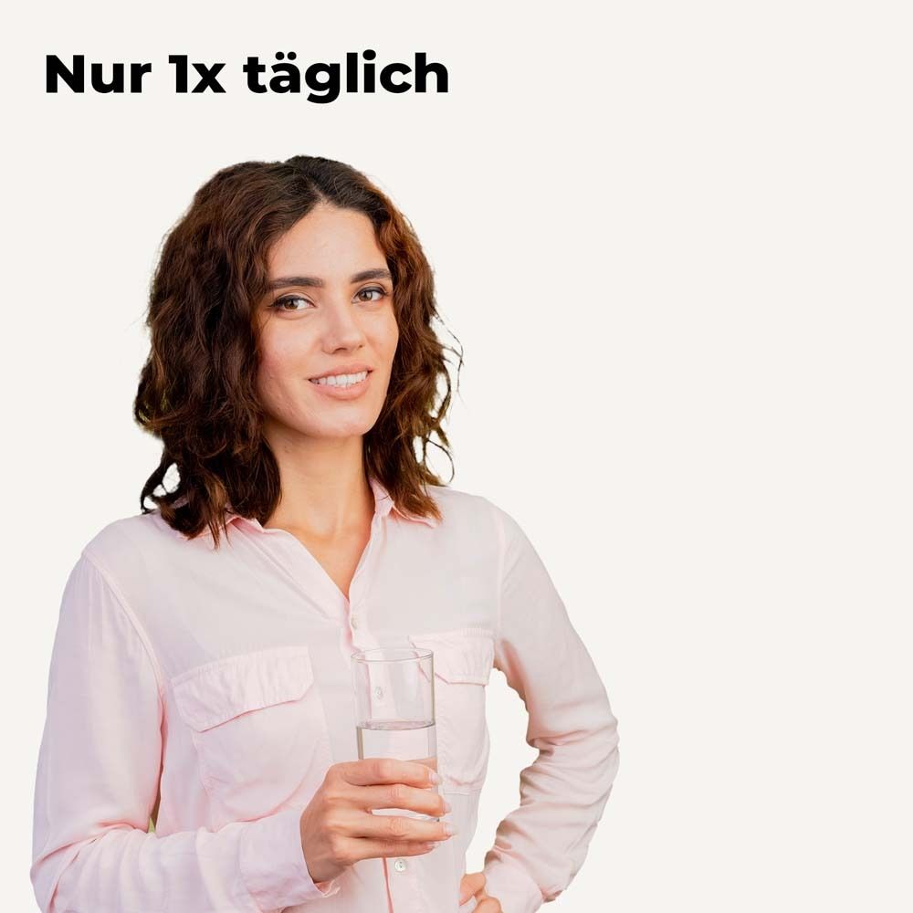 Femme tenant un verre d'eau. Texte : Seulement 1 fois par jour.