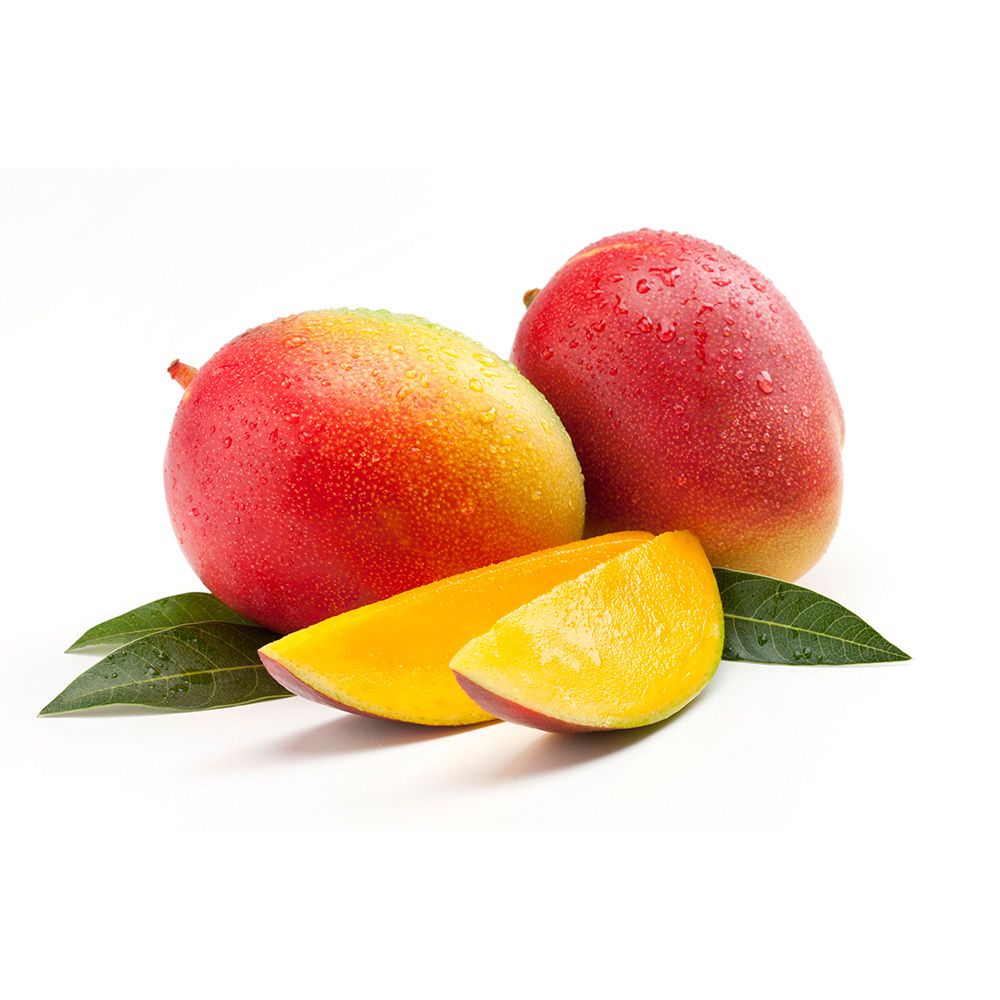 Deux mangues, coupées. Couleurs rouge et jaune. Feuilles vertes. Sur fond blanc.