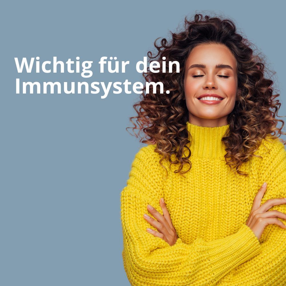 Femme en pull jaune, yeux fermés, souriante. Texte : "Wichtig für dein Immunsystem."