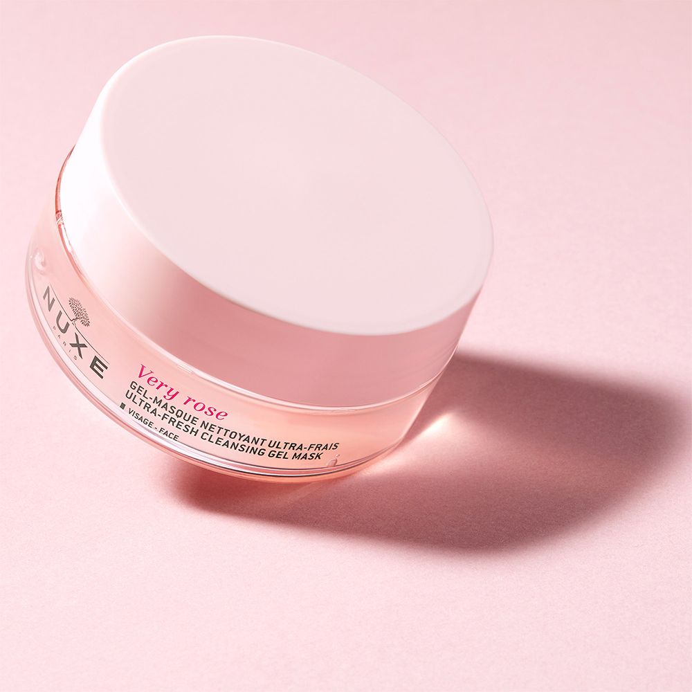 Nuxe Very Rose Gel-Maske: Ein rosa Tiegel mit einer leichten, rosafarbenen Gelmaske. Beschriftung: 'Very rose GEL-MASQUE NETTOYANT ULTRA-FRAIS ULTRA-FRESH CLEANSING GEL MASK'.