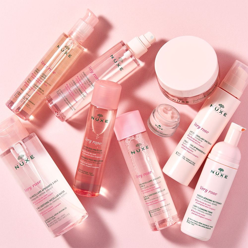 Nuxe Very Rose Kosmetikprodukte: Gesichtsreiniger, Mizellenwasser, Gesichtscreme und Lippenbalsam in rosa Verpackungen.