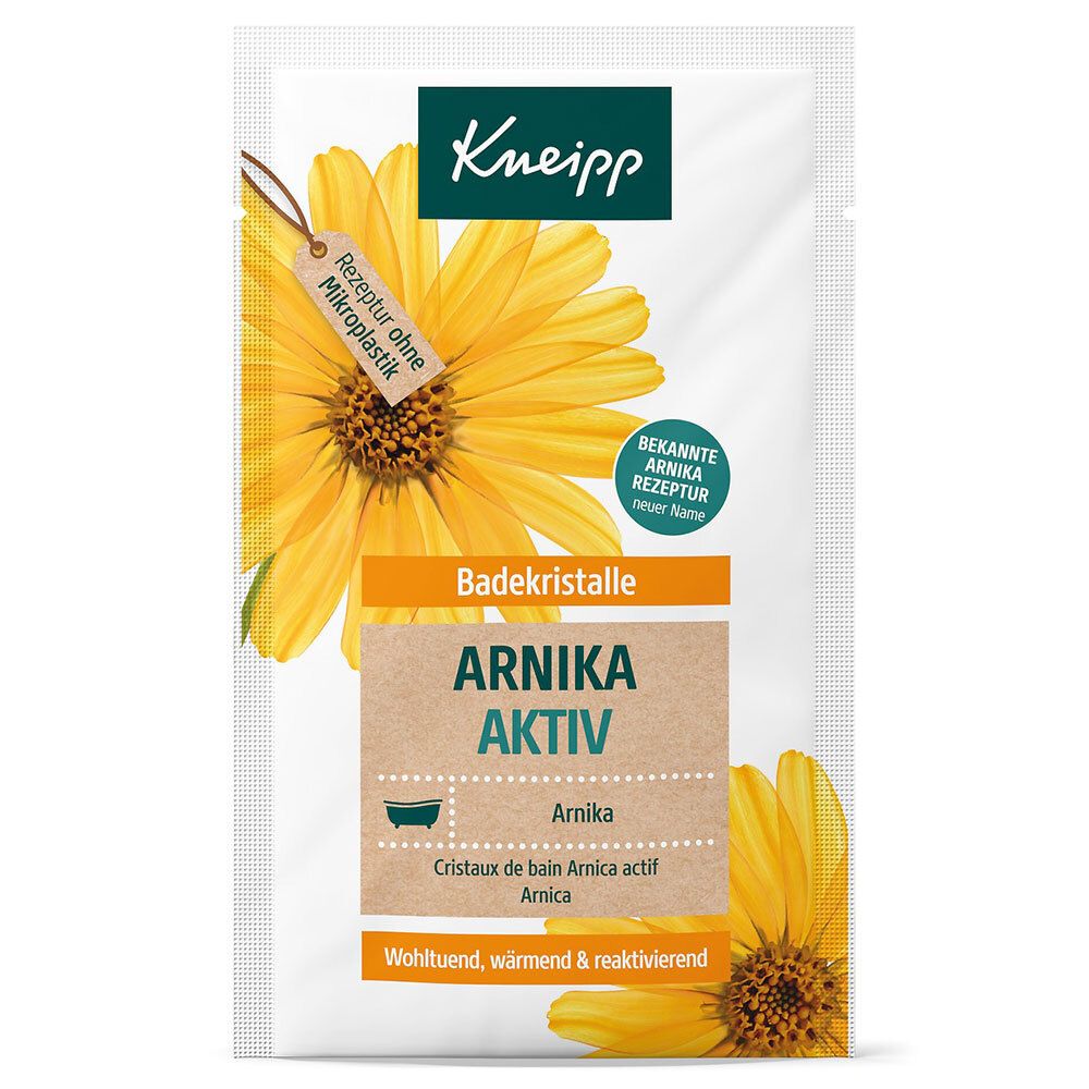 Sachet de cristaux de bain Kneipp Arnica Aktiv. Face avant avec fleur jaune et informations sur le produit. Label "Sans microplastique".