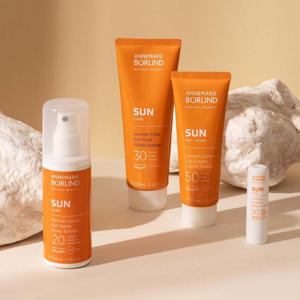 Divers produits de protection solaire. Sprays, crèmes, baume à lèvres. Texte: ANNEMARIE BÖRLIND SUN Care.