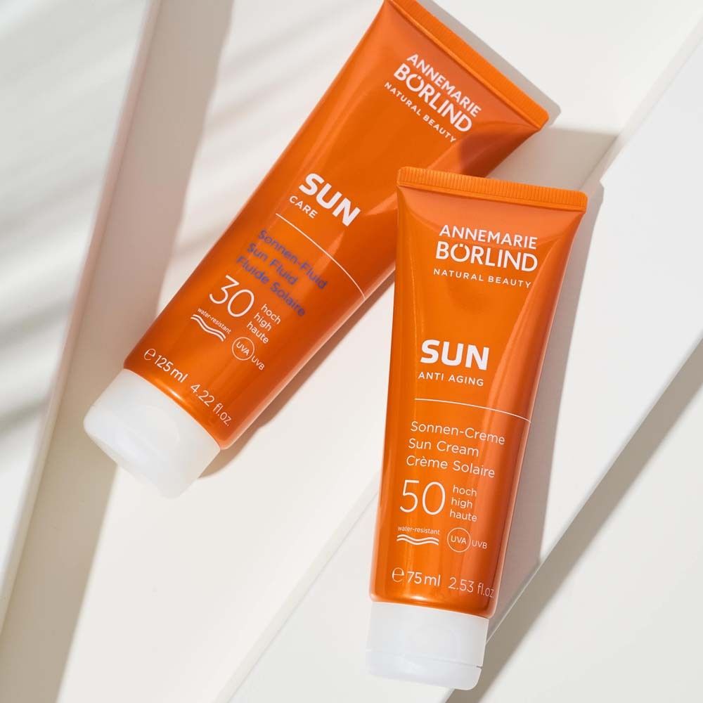 Deux tubes de crème solaire. Texte: ANNEMARIE BÖRLIND SUN Care, SPF 30 et SPF 50. Fond blanc.