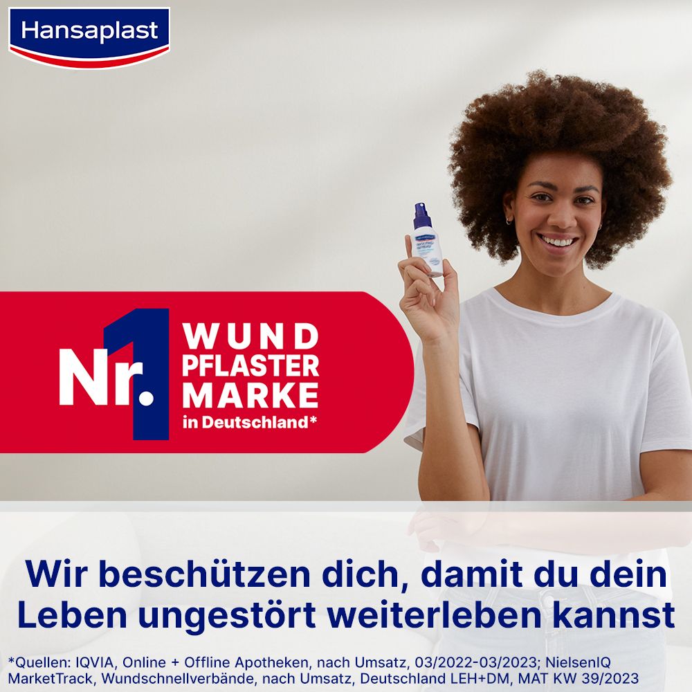 Frau hält eine blaue Flasche. Text: Nr. 1 Wundpflaster Marke in Deutschland. Wir beschützen dich.