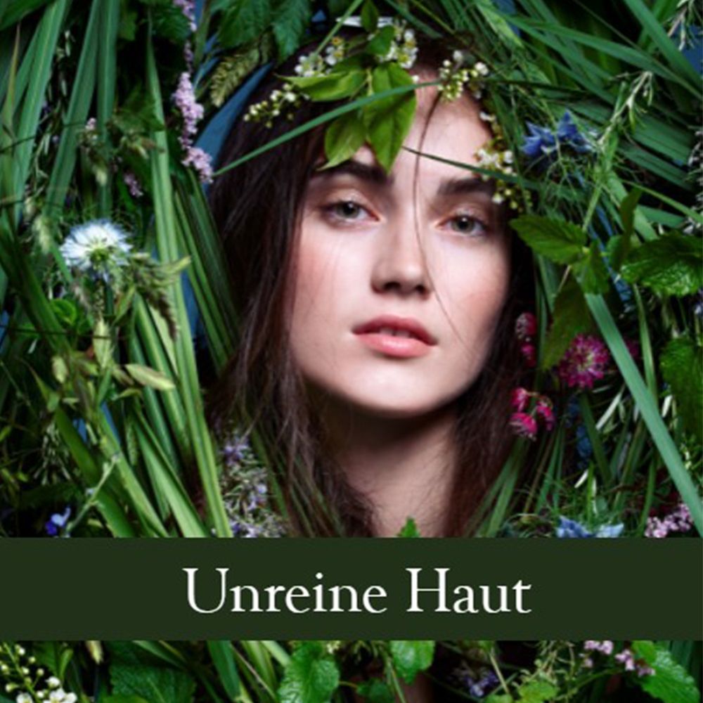 Visage d'une femme entouré de feuilles et fleurs vertes. Texte : Peau impure.