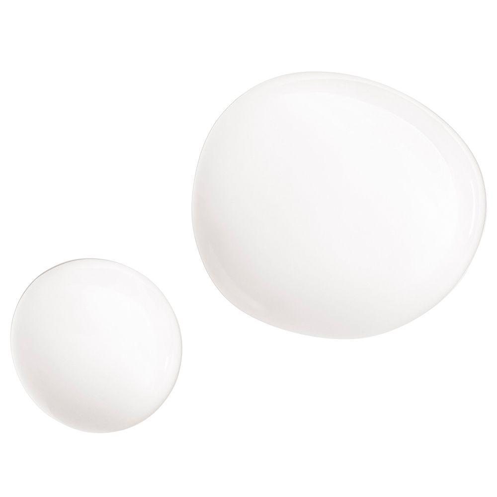Deux gouttes de liquide. Blanches et rondes.