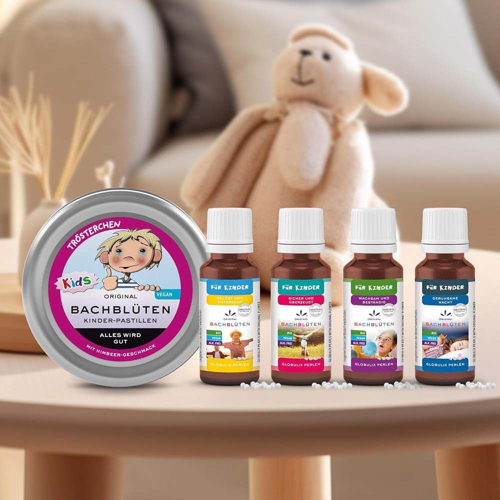 Verschiedene Flaschen und eine Dose. Auf dem Tisch stehen Flaschen mit Etiketten. Eine Dose mit Text: Trösterchen Kinder-Pastillen.