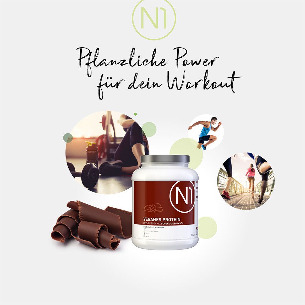 Weißes Proteinpulver-Behälter mit braunem Etikett. Text: Veganes Protein, Schoko-Geschmack. N1-Logo. Schokoladenstücke.